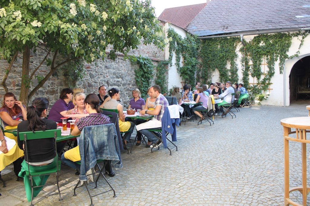 Lauer Sommerabend im Hinterhof