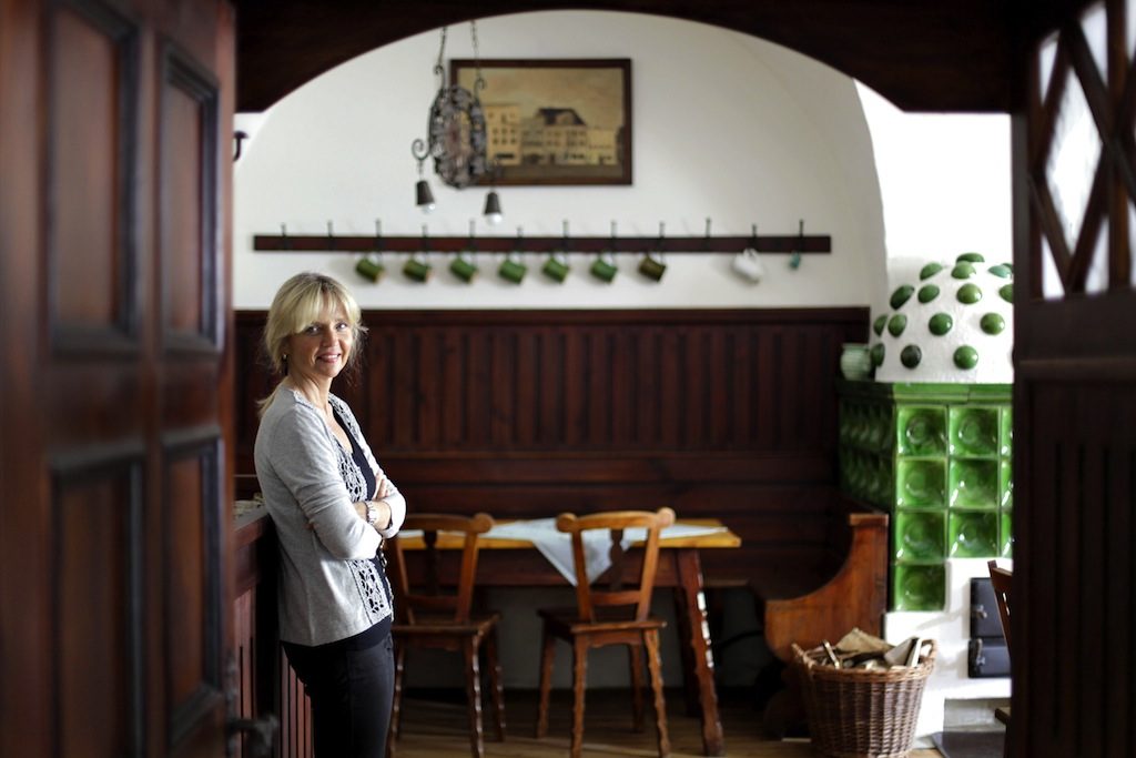 Cordula Hanisch in der Gaststube